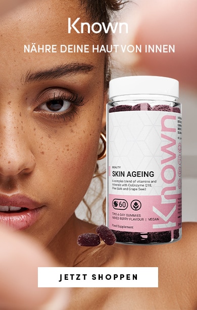 Nähre deine Haut von innen: Eine Nahaufnahme eines sommersprossigen Gesichts und eine Flasche Known Skin Ageing vegane Gummies mit CoEnzym Q10, Pinienrinde und Traubenkernextrakt. Die Flasche enthält 60 Kaubonbons mit gemischtem Beerengeschmack